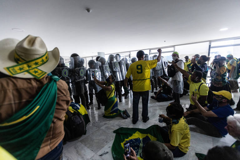 Vândalos golpistas dentro do Palácio do Planalto, no último domingo (8)