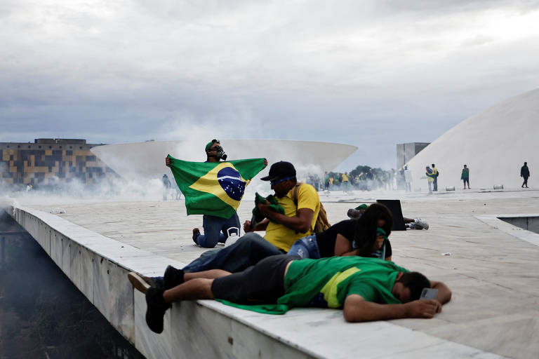 Vândalos se protegem de bombas de gás na rampa do Palácio do Planalto