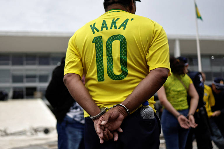Muitos dos golpistas que vandalizaram as sedes dos Três Poderes em Brasília vestiam a camisa da seleção