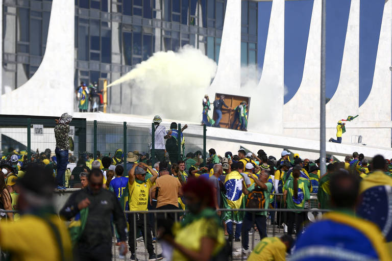 Manifestantes golpistas, vestidos de verde e amarelo, em frente à Esplanada dos Ministérios. Eles invadem prédios públicos