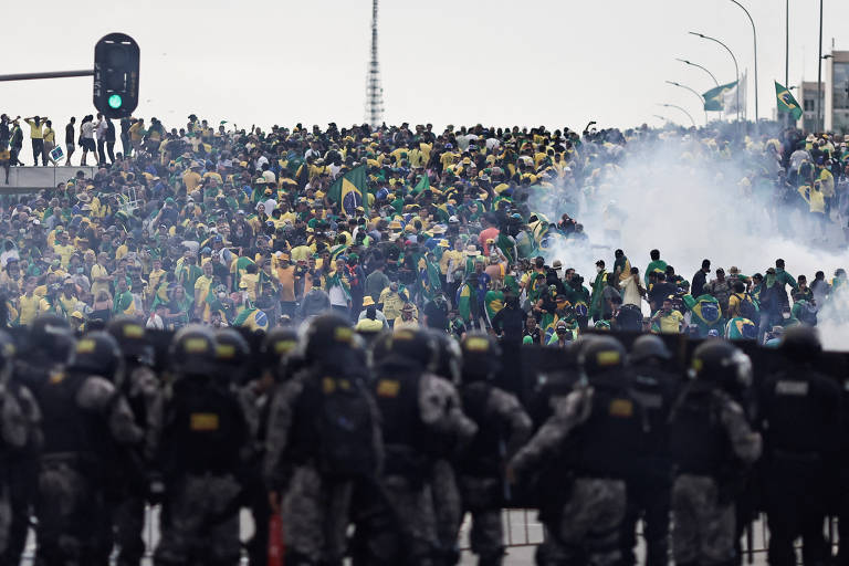 Confronto entre forças de segurança e golpistas