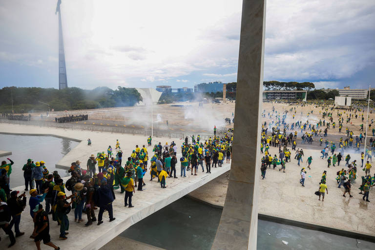 Multidão de pessoas de verde amarelo sobe a rampa do Palácio do Planalto