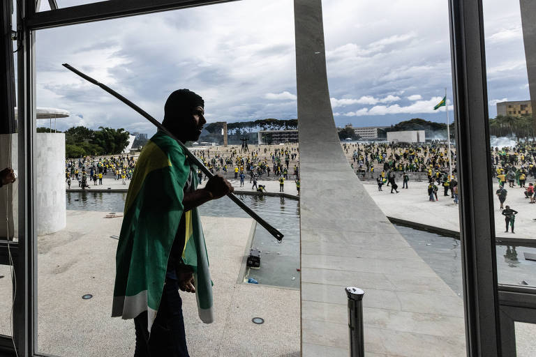 homem com barra de ferro vestido com bandeira do Brasil
