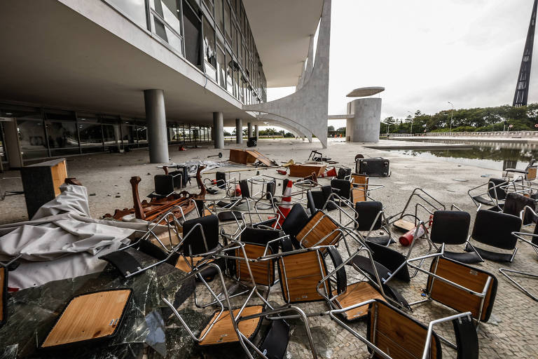 Cadeiras destruídas no Palácio do Planalto após invasão de terrosristas 