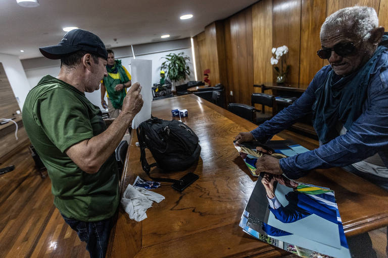 Golpistas rasgam foto de Lula dentro de gabinete no Palácio do Planalto