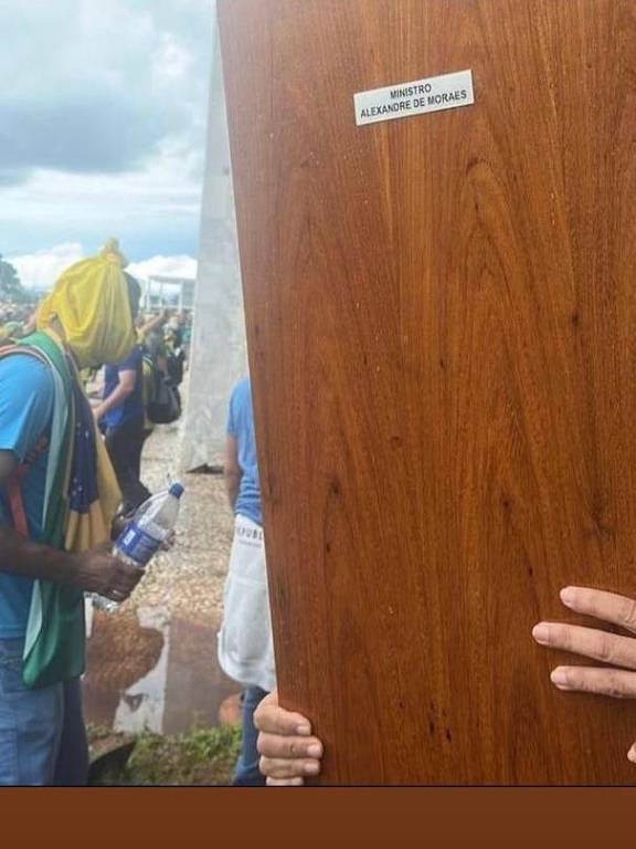 Ator Victor Fasano publica imagem de porta arrancada do gabinete de Alexandre de Moraes