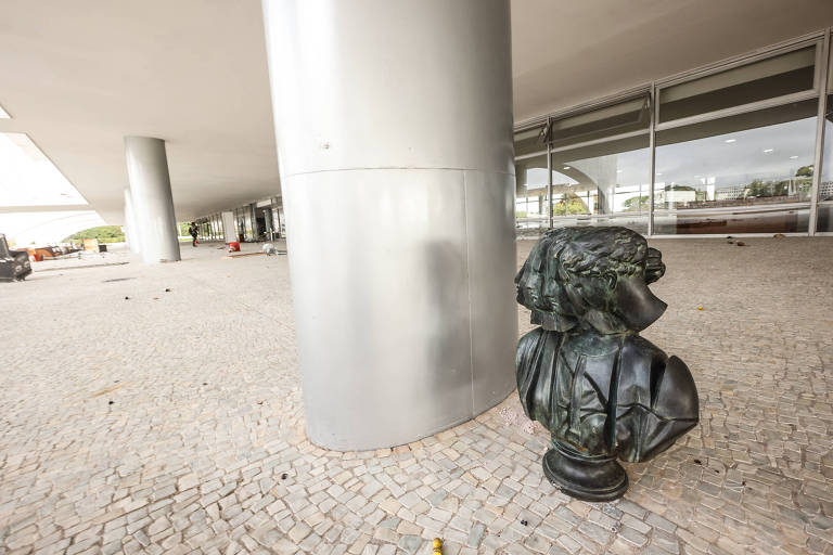 Veja quais obras de arte e monumentos foram depredados por golpistas em invasão em Brasília