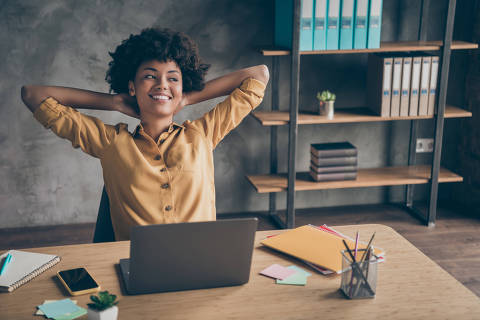 business woman sitting at work stressed , out working hard Feeling stressed out and dizzy from your job
( Foto: Wasana / adobe stock )