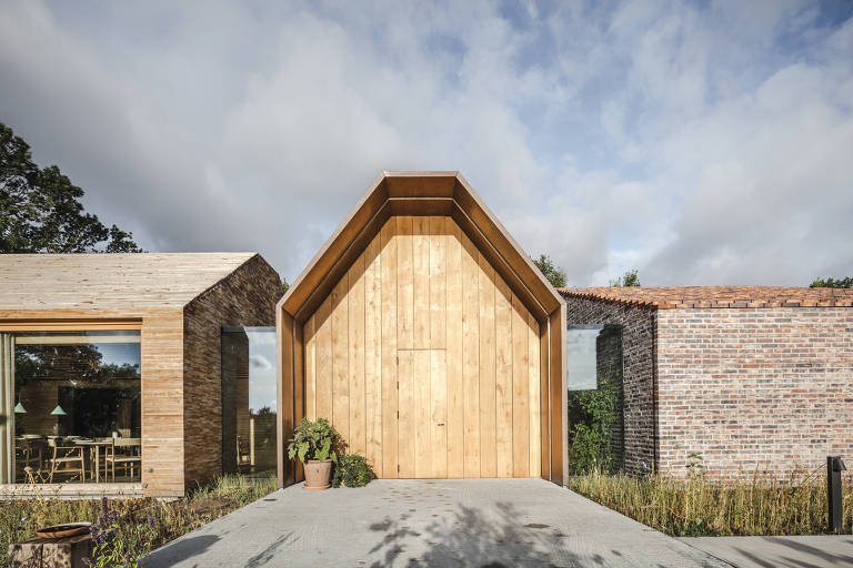 Bjarke Ingels Group projetou um conjunto de edificações como a nova casa do Noma, um dos restaurantes mais aclamados do mundo, situado entre dois lagos dentro da comunidade de Christiania em Copenhague, o tempo médio de espera para uma mesa no estabelecimento comandado pelo chef René Redzepi é de três meses. Credito Rasmus Hjortshoj / ArchDaily