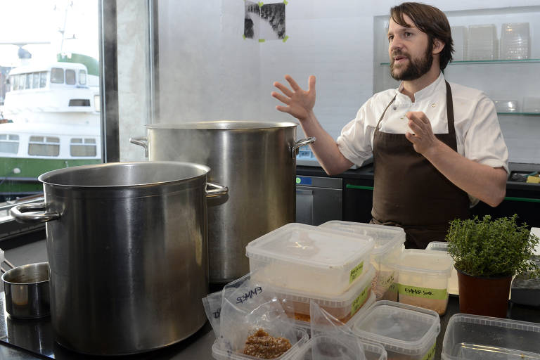 Rene Redzepi, chef e co-proprietário do restaurante Noma, conversa com seus empregados em uma cozinha de teste em seu restaurante em Copenhague, Dinamarca, em 2012.   REUTERS/Fabian Bimmer 