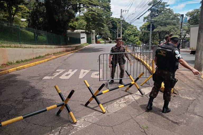 Militares instalam grades em frente a quartel em Belo Horizonte