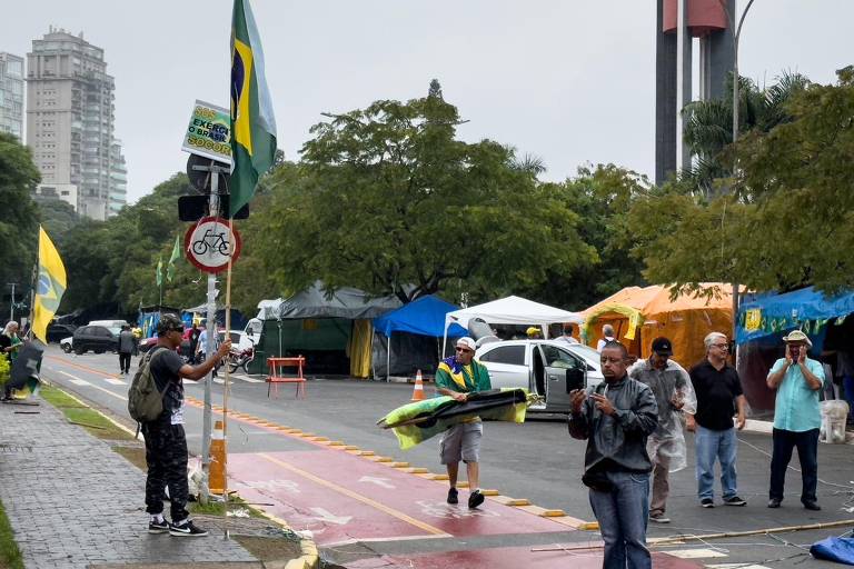 A Policia Militar informou que a via estaria desobstruída até 12h desta segunda-feira (9)