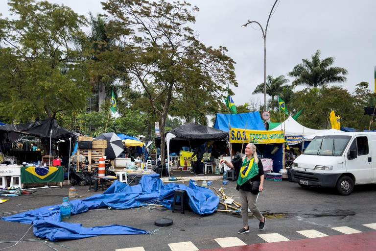 A negociação para retirada da ocupação foi calma, segundo a PM, mas os golpistas gritavam palavras contra o presidente Lula (PT) e demais membros dos poderes da República
