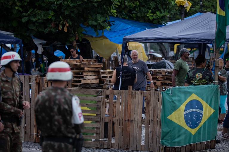 Golpistas desmontam acampamento em frente a quartel no Rio de Janeiro