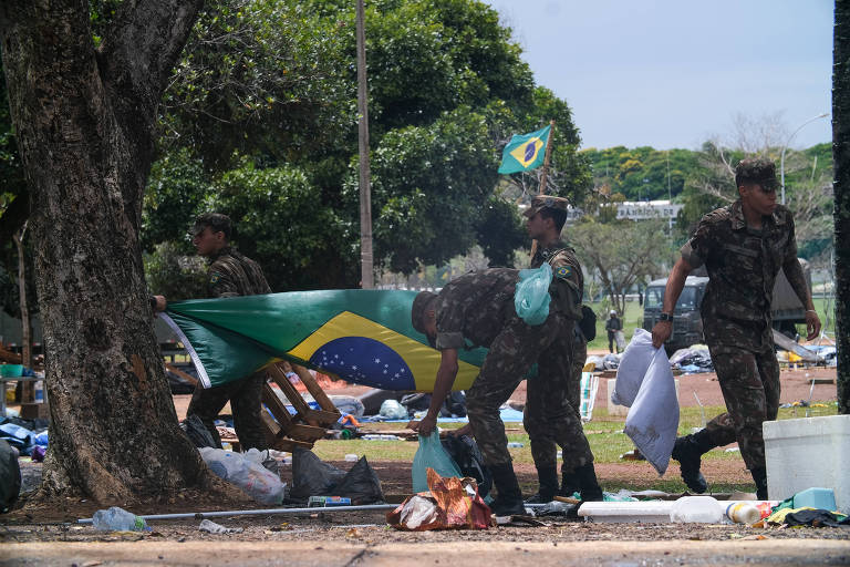 Soldados do Exército desmontam e retiram objetos do acampamento bolsonarista em frente ao QG do exército em Brasília