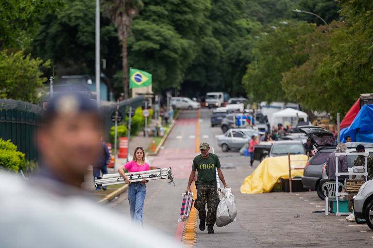 Os radicais aguardavam por carros e vans para fazer a retirada de suas barracas e pertences