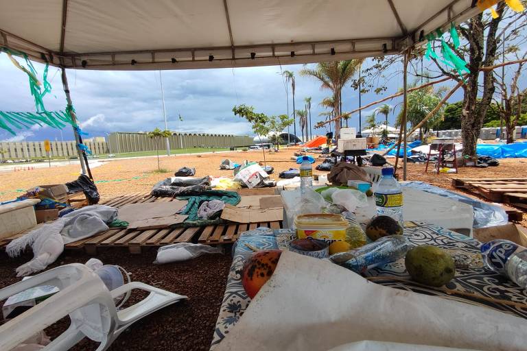 Bolsonaristas deixaram restos de alimentos e objetos em barracas após PM e Exército esvaziarem acampamento golpista no DF