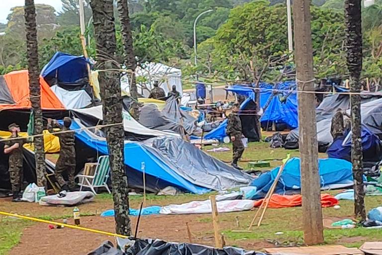 Militares desmontam barracas em acampamento em frente ao quartel-general do Exército, em Brasília