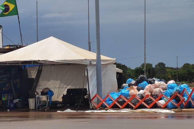 Militares empilharam lixos deixados por bolsonaristas em acampamento em Brasília