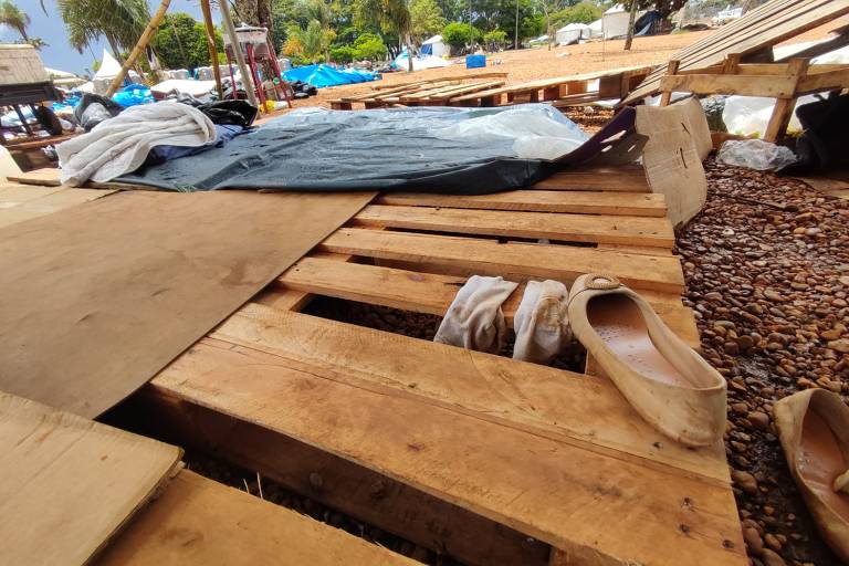 Objetos pessoais, como calçados e roupas, ficaram espalhados na praça em frente ao quartel-general após saída de Bolsonaristas