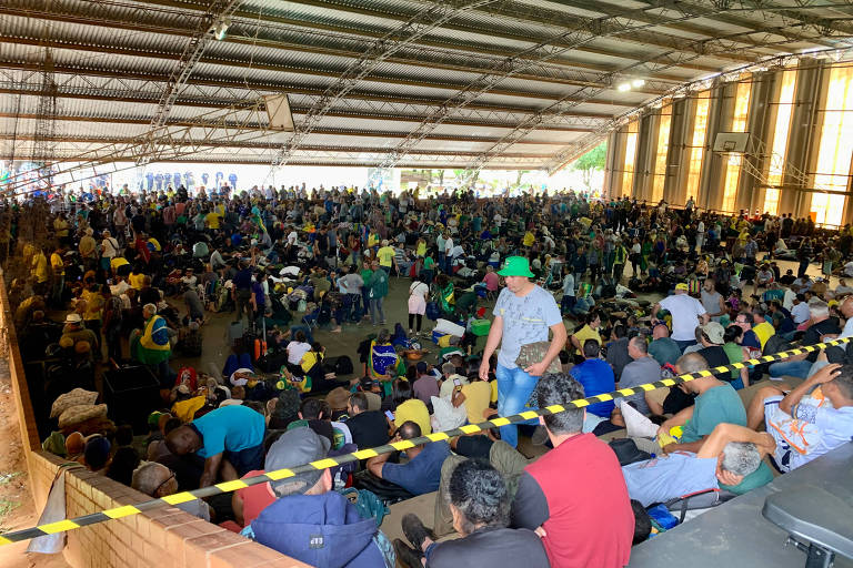 Cerca de 1,2 mil bolsonaristas que estavam acampados em frente ao Quartel-General do Exército, em Brasília, passaram pela triagem na Academia Nacional da Polícia Federal e seguirão para a Papuda