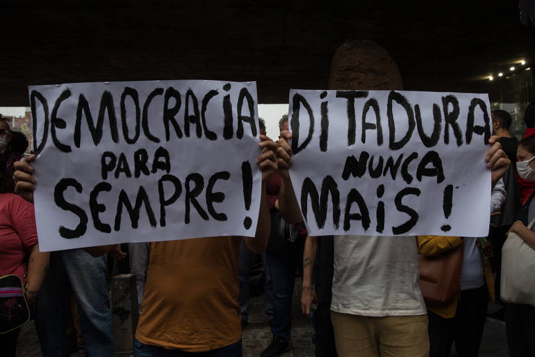 Manifestantes se concentram na avenida Paulista nesta segunda (9) em defesa da democracia e em repúdio aos ataques golpistas de bolsonaristas em Brasília, no domingo (8)