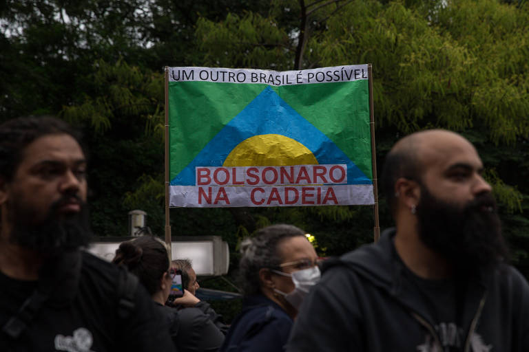 Manifestantes reunidos nesta segunda (9) na avenida Paulista, em São Paulo,  pedem a prisão do ex-presidente Jair Bolsonaro; protesto foi convocado em repúdio aos atos golpistas deste domingo (8), em Brasília