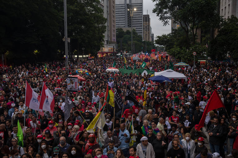 Manifestantes se concentram na avenida Paulista nesta segunda (9) em defesa da democracia e em repúdio aos ataques golpistas de bolsonaristas em Brasília, no domingo (8)