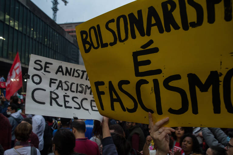 Manifestantes se concentram na avenida Paulista nesta segunda (9) em defesa da democracia e em repúdio aos ataques golpistas de bolsonaristas em Brasília, no domingo (8)