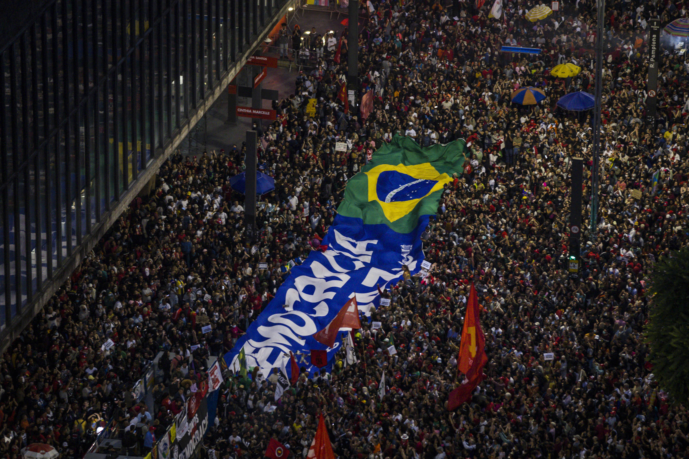 Mais de 60 mil ocupam Praça da Sé de SP contra o golpe - CONFETAM