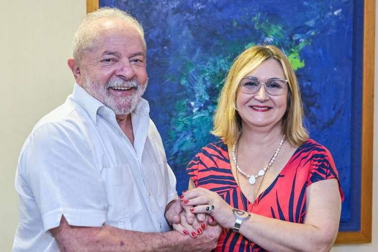 Presidente  Luiz Inácio Lula da Silva (PT) cumprimenta Maria Rita Serrano, nova presidente da Caixa