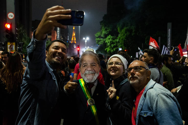 Manifestantes fazem selfie na avenida Paulista durante ato em defesa da democracia