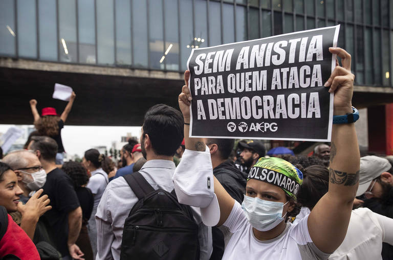 Milhares se reúnem na av. Paulista em defesa da democracia