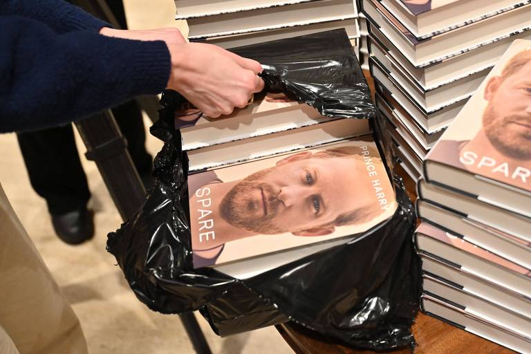 Livro do Príncipe Harry chega às livrarias britânicas; veja fotos de hoje