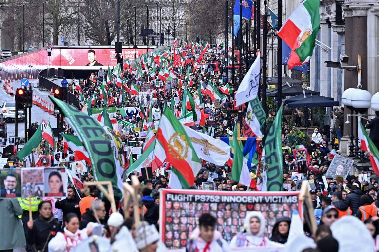Manifestantes protestam contra o regime iraniano em Londres