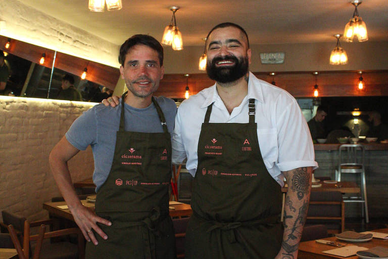 Os chefs Virgílio Martínez (esq.), do restaurante peruano Central, e Paco Ruano, do restaurante mexicano Alcalde, no Alcalde, em Guadalajara