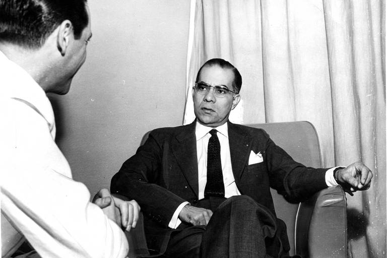 De terno escuro, usando óculos e sentado, o escritor Josué de Castro, em entrevista ao jornal Folha da Manhã