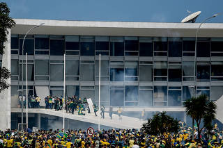 Vândalos apoiadores de Bolsonaro invadem o Palácio do Planalto no ataque golpista 