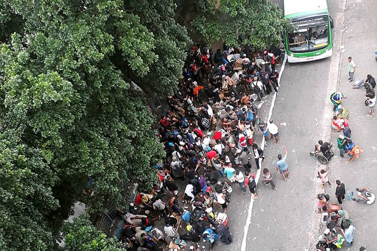 Ônibus trafega em meio aos usuários de drogas que permanecem na rua Vitória