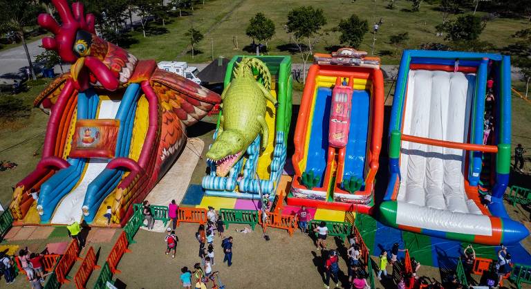 Férias em SP têm programação para crianças com infláveis gigantes, vôlei e oficina de bonecos