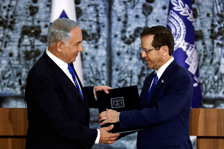 O premiê de Israel, Binyamin Netanyahu, ao lado do presidente do país, Isaac Herzog, em Jerusalém, pouco após a vitória da coalizão governista ser formalizada 