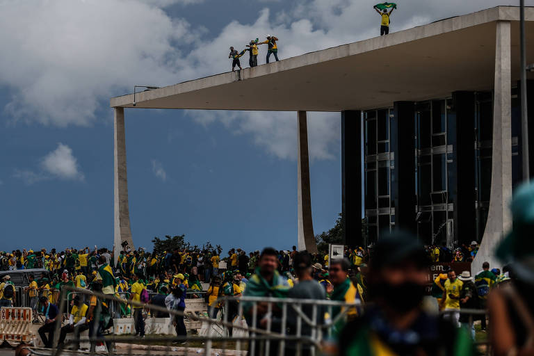 Golpistas invadem a praça dos Três Poderes e depredam os prédios do Congresso Nacional, do Palácio do Planalto e do STF (Supremo Tribunal Federal)