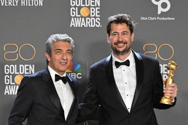 Ricardo Darín, à esquerda, e Santiago Mitre com prêmio de melhor filme estrangeiro nesta edição do Globo de Ouro
