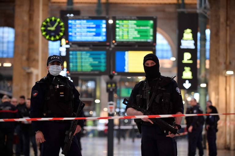 Policiais na estação de trem Gare du Nord, em Paris, onde homem atacou e feriu ao menos seis pessoas