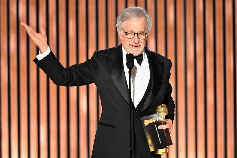Steven Spielberg recebe prêmio no Globo de Ouro por 'Os Fabelmans'