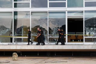Agentes da Polícia Federal fazem perícia no prédio do STF depois de ataques