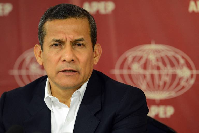 Sentado, o ex-presidente do Peru Ollanta Humala em coletiva de imprensa
