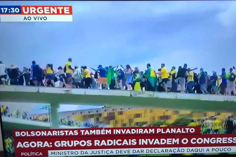 Tela da BandNews durante cobertura ao vivo dos atentados em Brasília em 8 de janeiro de 2023