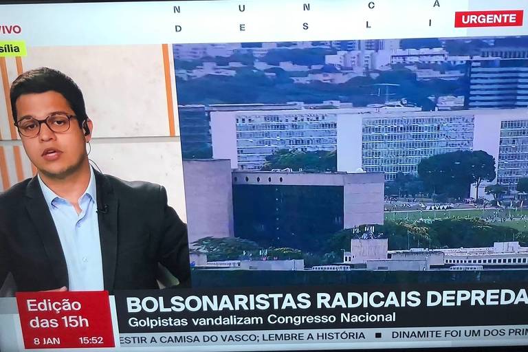 O repórter Ricardo Abreu ao vivo durante os atentados em Brasília em 8 de janeiro de 2023