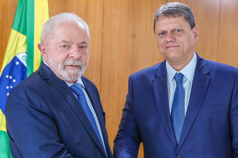 Lula cumprimenta Tarcísio no palácio do planalto.